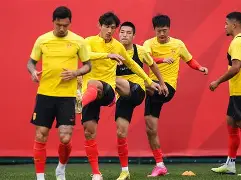 爱游戏中国官网-武磊伤退被担架抬下场